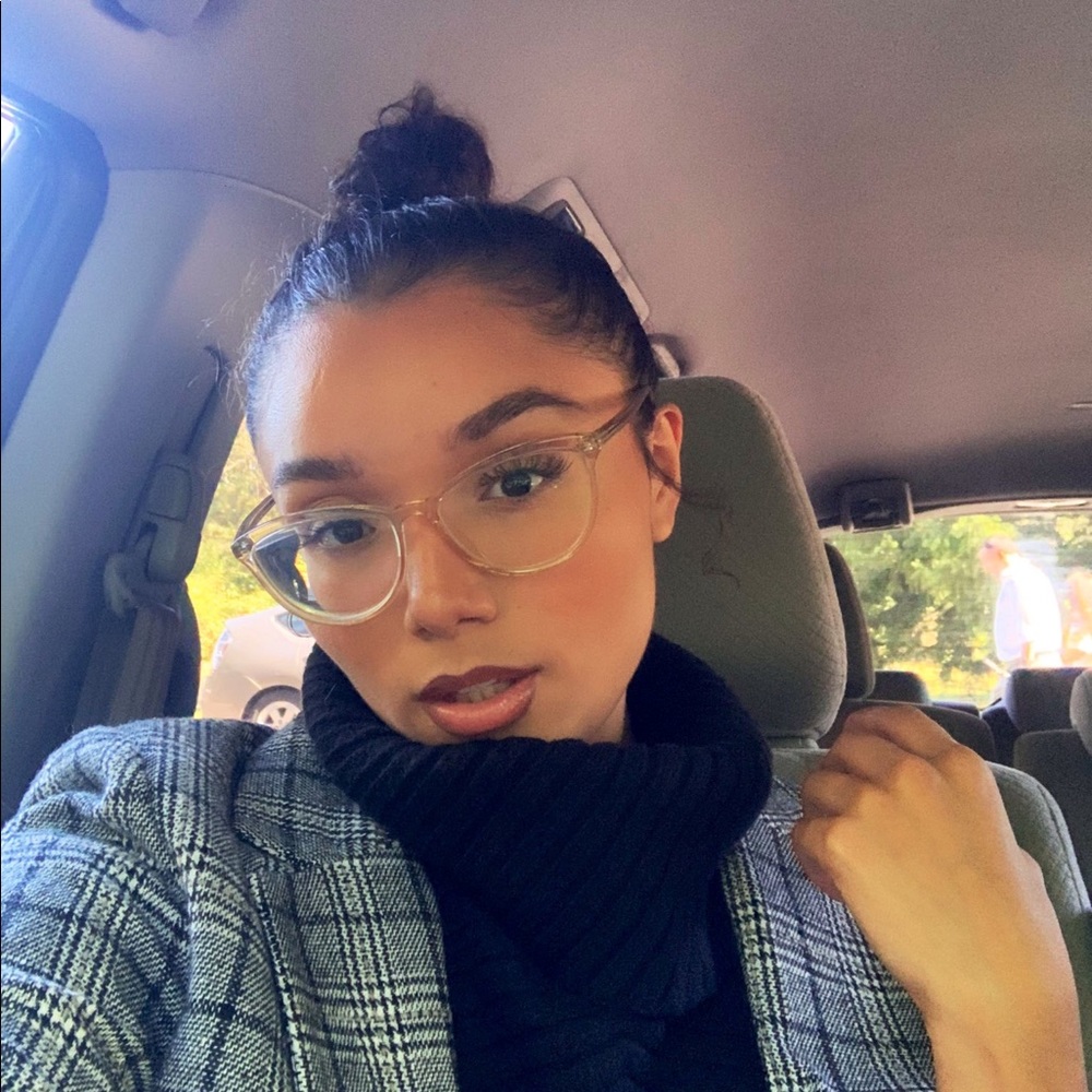 Meet your Posher, Carolina